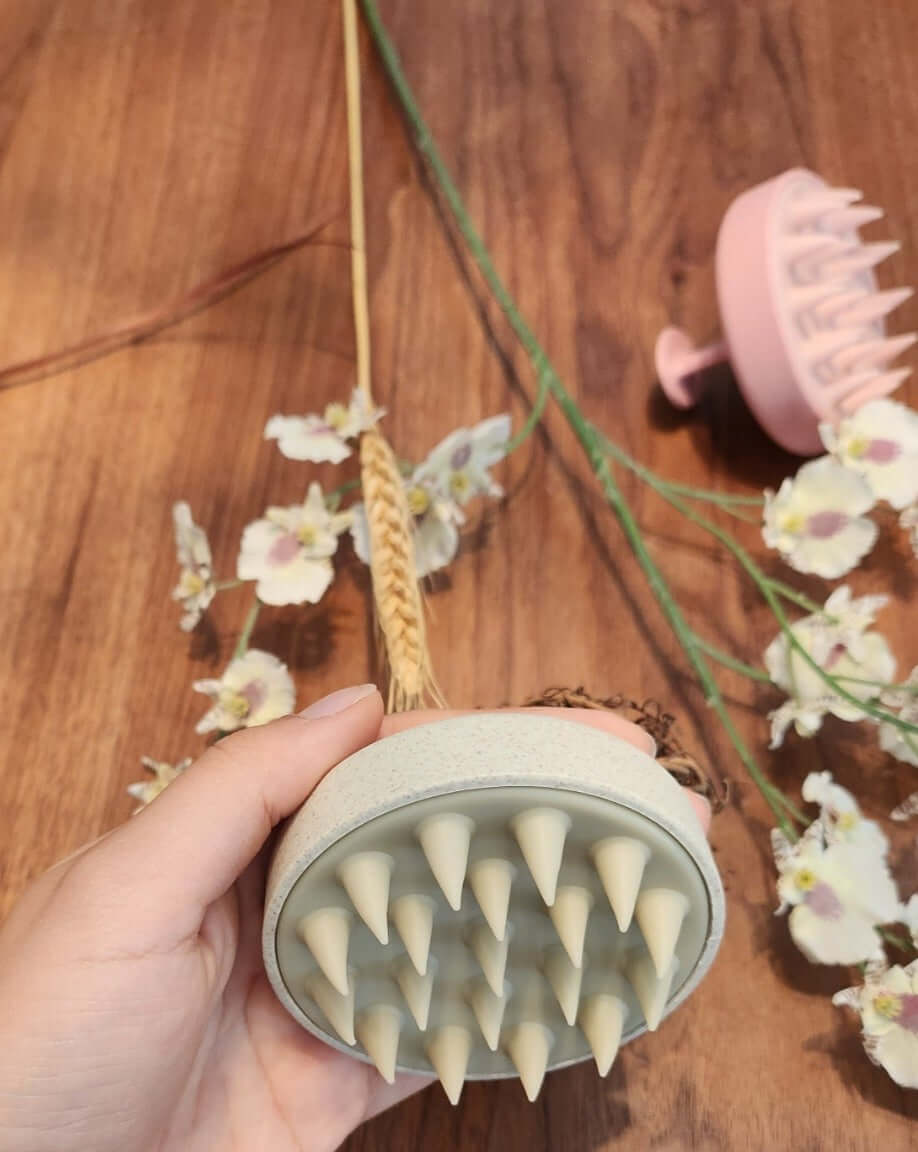 Biologisch abbaubare Kopfhautbürste mit Noppen für Massage und Haarwachstum 🌱✨, umweltfreundlich und plastikfrei.