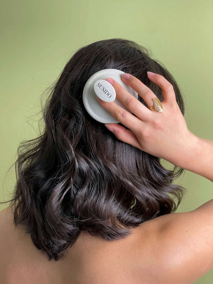 💆‍♀️ Anwendung der plastikfreien Kopfhautbürste 💚 auf gewellten Haaren für gesunde Kopfhaut und Haarwachstum.